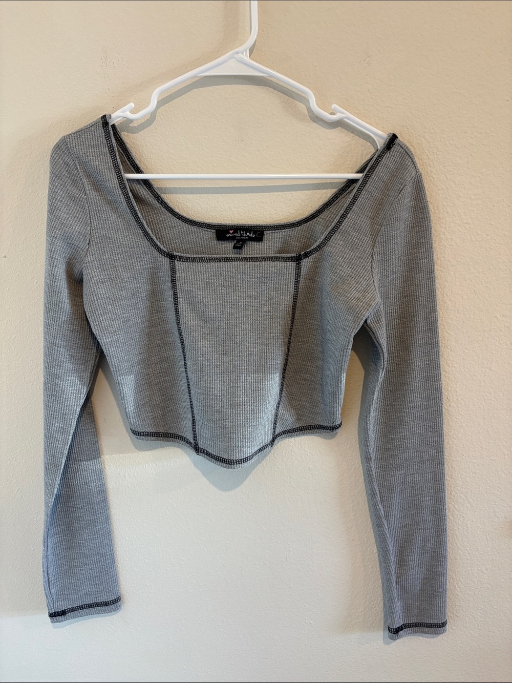 cropped long sleeve tee with black stitching